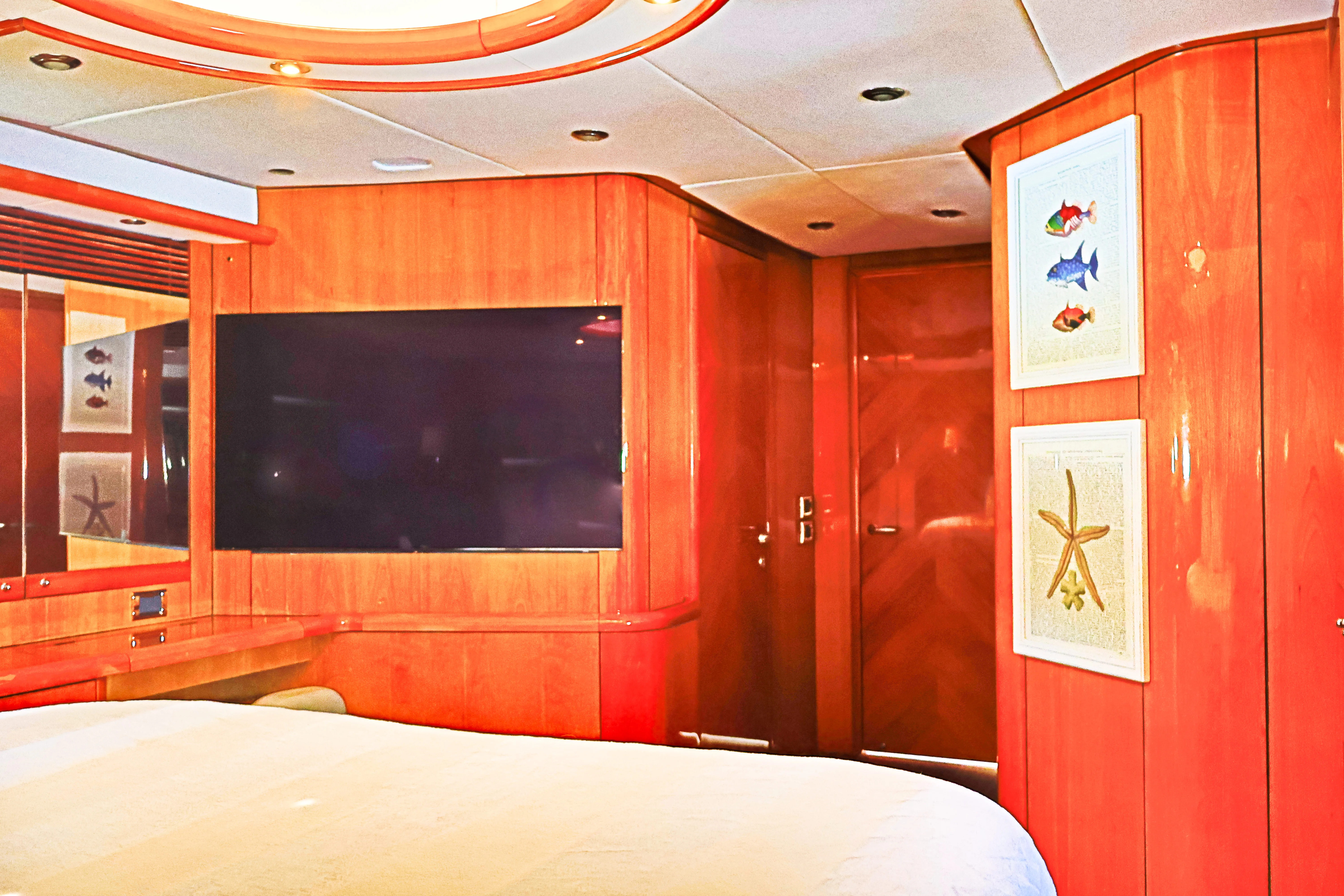 90ft Sunseeker Deep Blue bow cabin seating
